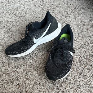 Nike Women's 10 men’s 8.5 Black and White Athletic Shoes
